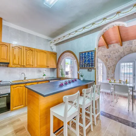 Charming For 6 Guests