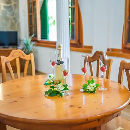 Charming For 6 Guests Ferienhaus *