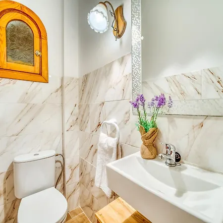 Charming For 6 Guests